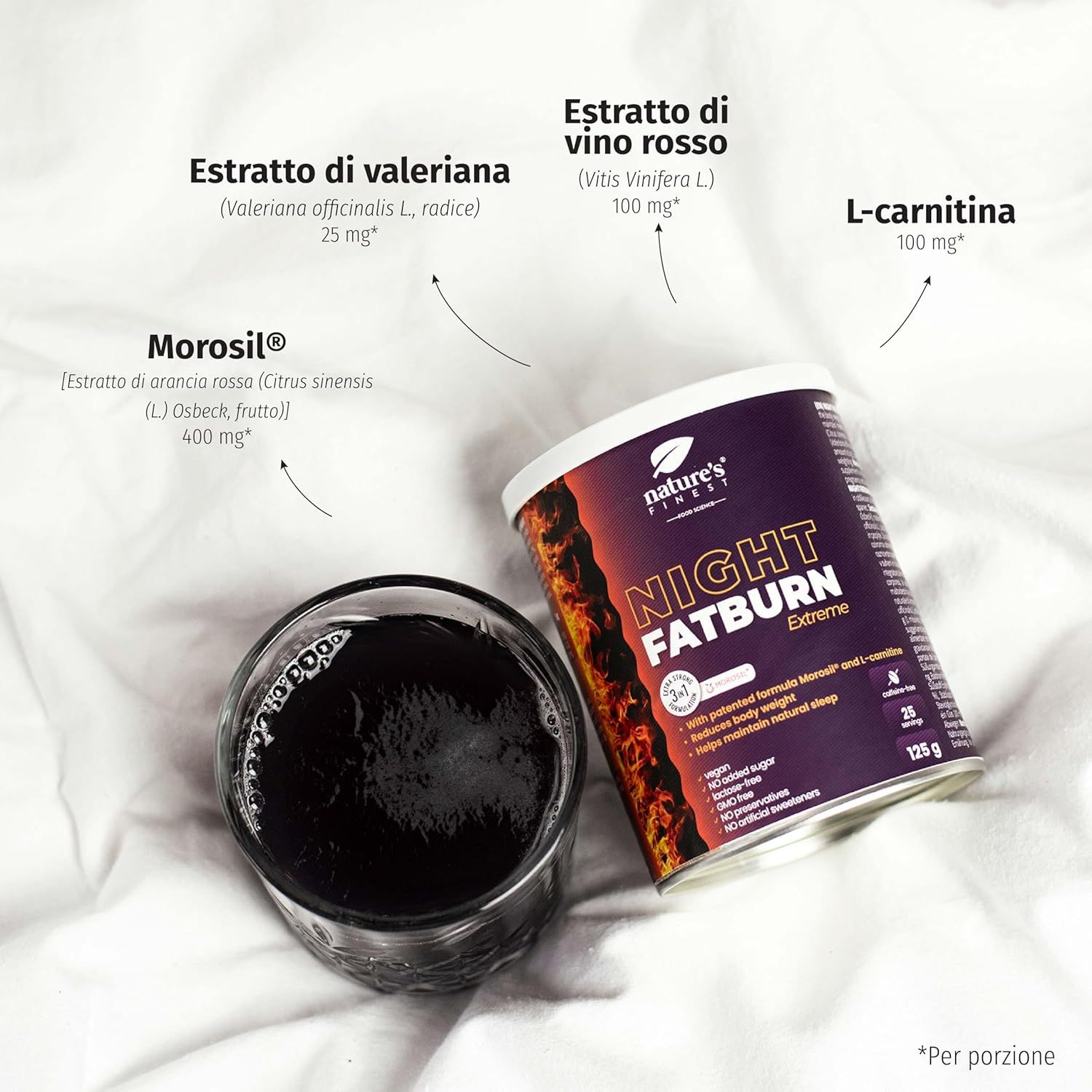 Bicchiere di liquido scuro accanto al barattolo Night FatBurn Extreme. Scritta: L-carnitina, 100 mg, Morosil, 400 mg, estratto di vino rosso, 100 mg.