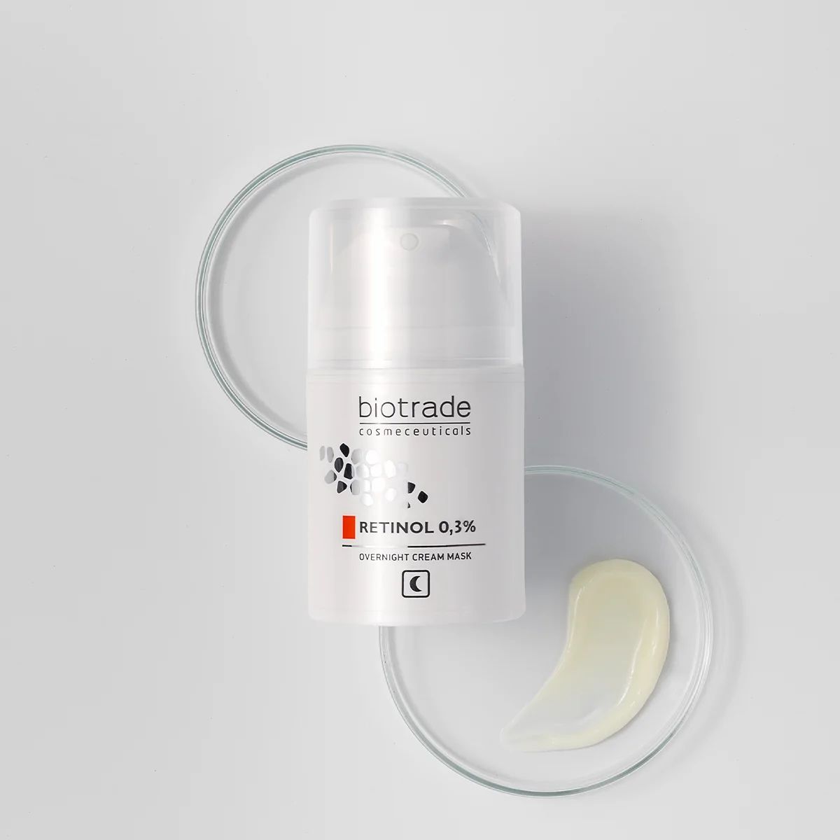 Flacone bianco Biotrade, Retinolo 0,3% e maschera notte. Su piastre di vetro con crema.
