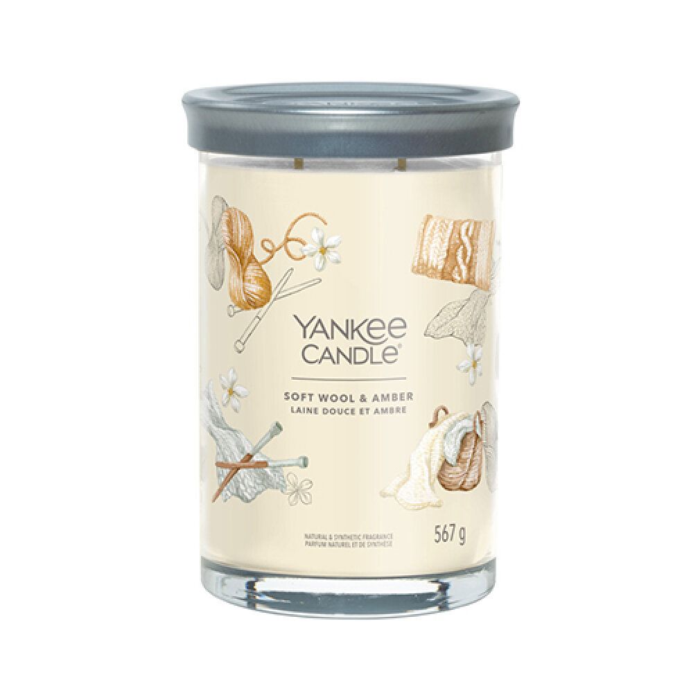 Candela in vetro con coperchio. Scritta: Yankee Candle, Soft Wool & Amber. Illustrazioni di utensili per maglieria. Peso: 567 g.