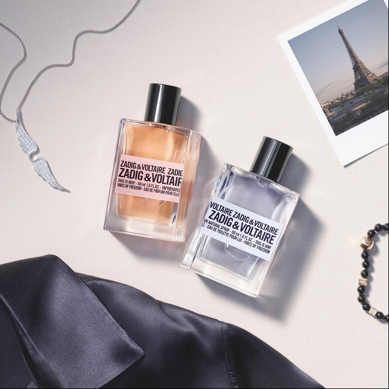 Due flaconi di profumo Zadig & Voltaire. Su un tavolo con accessori.