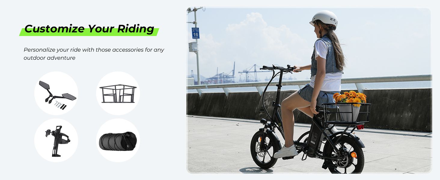 Una persona guida una e-bike nera. Accessori: specchietti, portapacchi, supporto telefono, borsa.