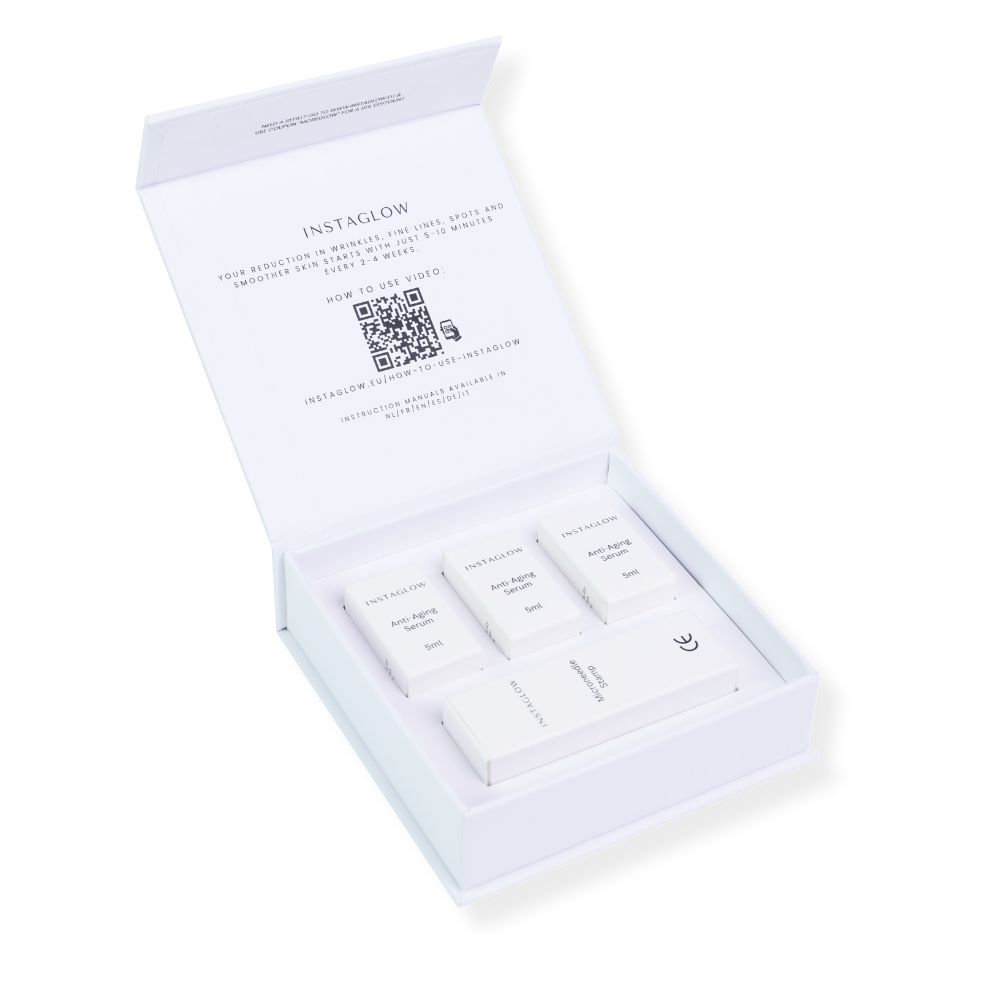 Confezione del prodotto aperta con flaconi di siero e timbro microneedling. Codice QR.