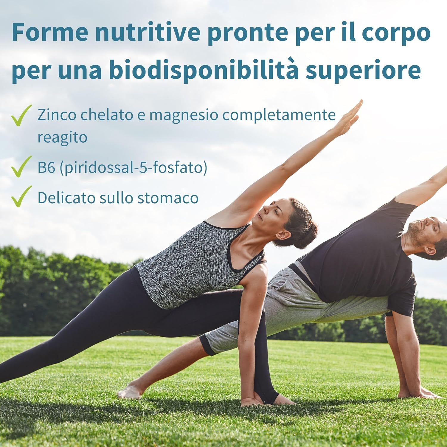 Uomo e donna che fanno yoga. Testo: Formule pronte per il corpo. Zinco chelato e magnesio. B6 (piridossal-5-fosfato). Delicato sullo stomaco.