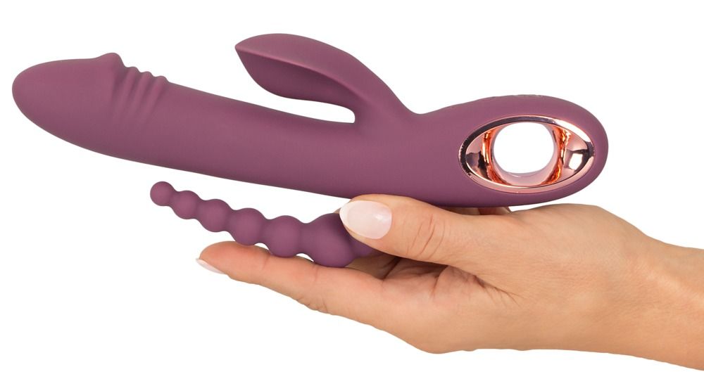 Vibratore viola con testa a coste, orecchie flessibili e coda perlinata, tenuto in mano.