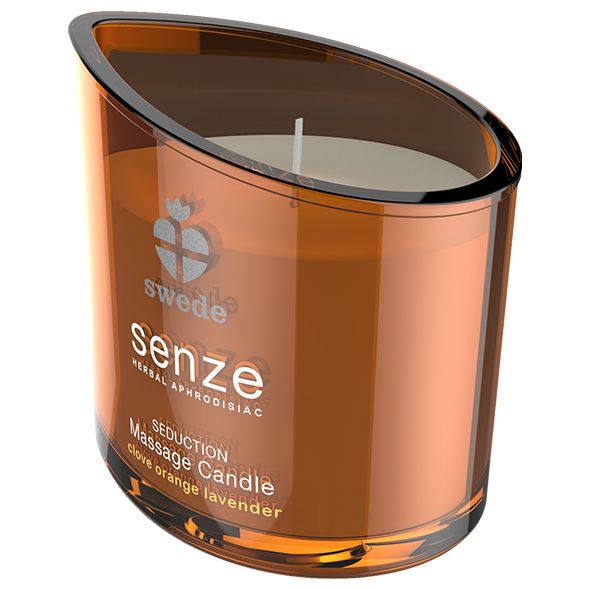 Candela da massaggio con stoppino. Scritta: swede, senze, Seduction, Massage Candle, Clove Orange Lavender. Forma trasparente e inclinata.