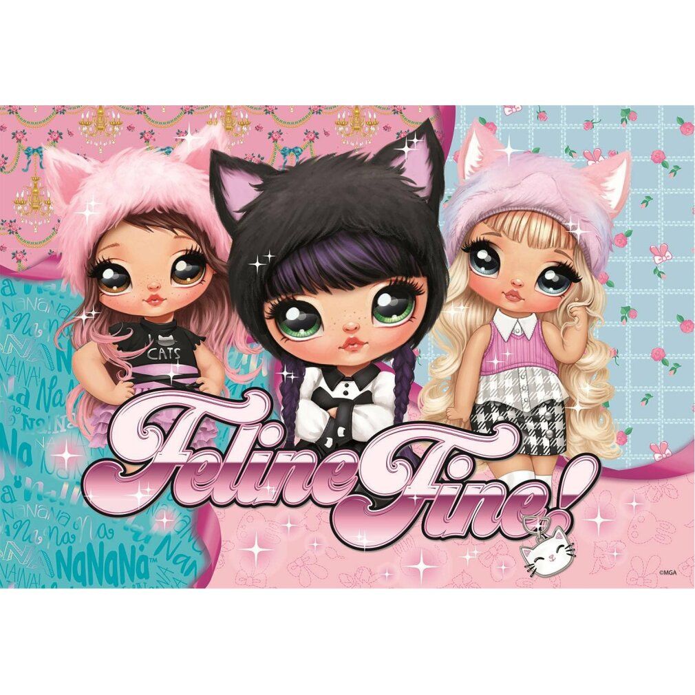 Motivo puzzle con tre bambole in costume da gatto. Scritta: Feline Time! Sfondo rosa e blu con motivi floreali e stelle.