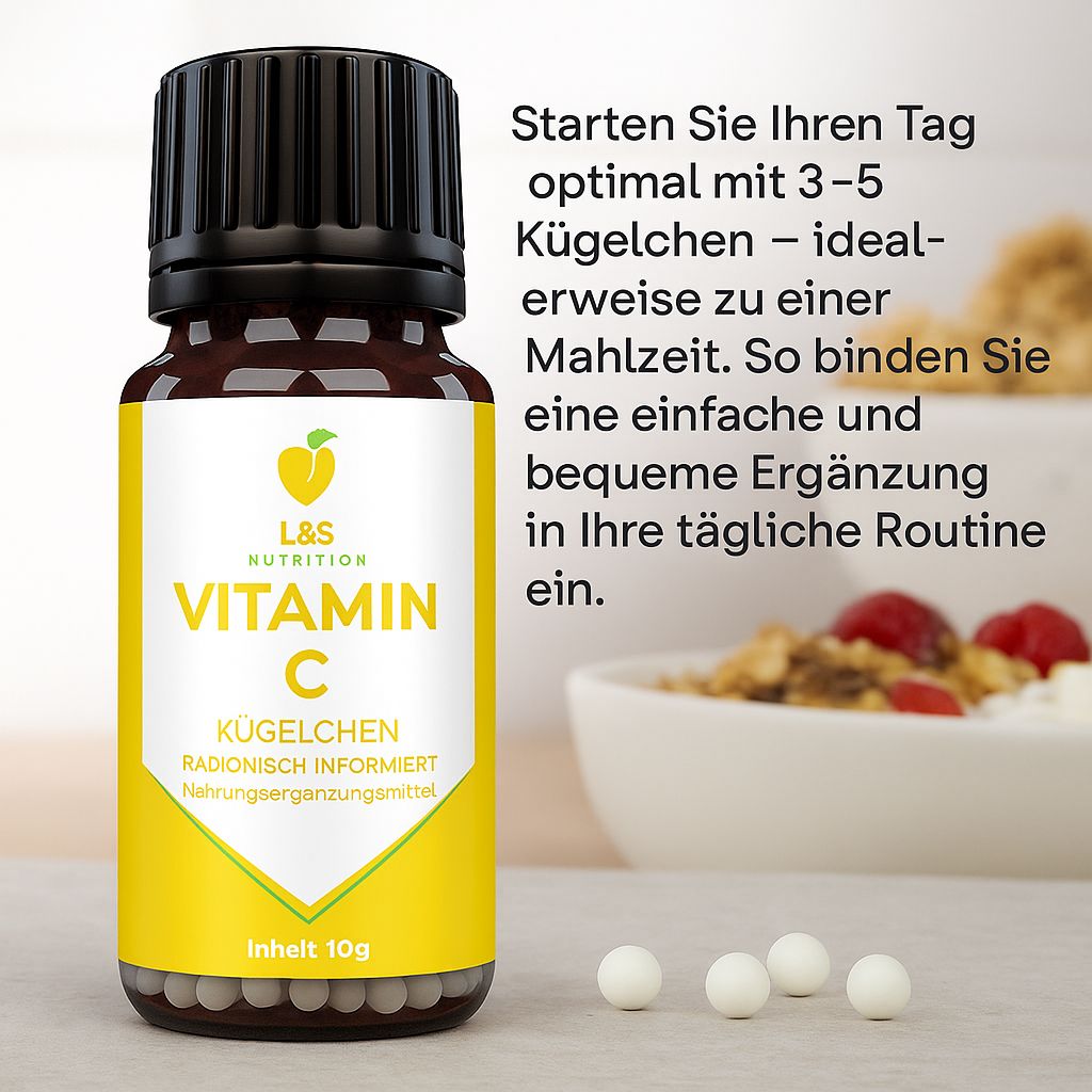 Flacone di vetro marrone con tappo nero ed etichetta gialla. Scritta: Vitamin C Kügelchen. Piccole sfere bianche e ciotola sullo sfondo.