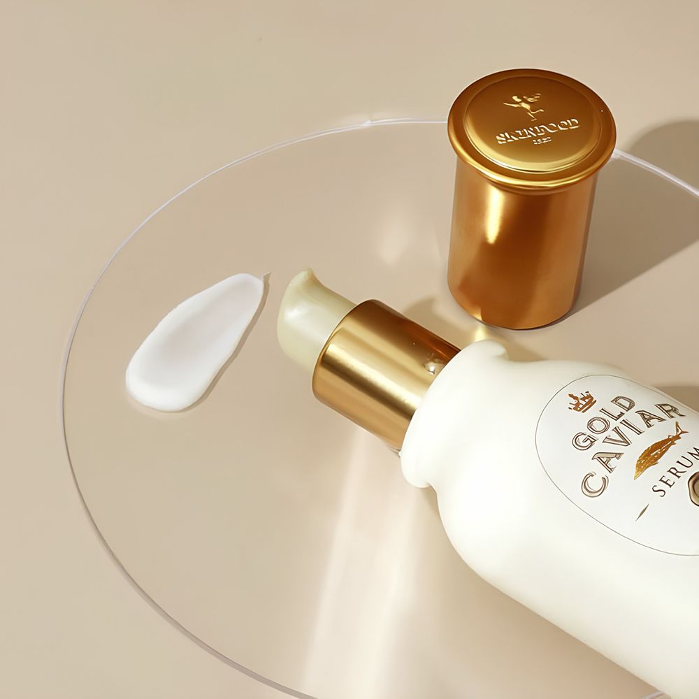 Siero bianco con tappo e coperchio dorati. Siero su lastra di vetro. Testo: SKINFOOD.