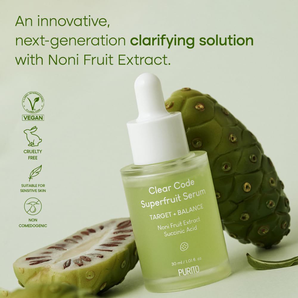 Flacone di siero con contagocce, accanto frutto di noni e loghi. Scritta: Clear Code Superfruit Serum. Marchio PURITO.