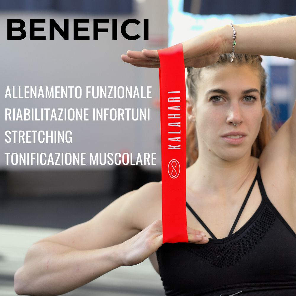 Donna tiene in alto una fascia elastica fitness KALAHARI rossa, per allenamento funzionale.