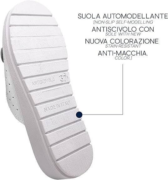 Primo piano della suola di un sandalo bianco. Testo: Antiscivolo, Made in Italy. Taglia 37. Nuova colorazione.