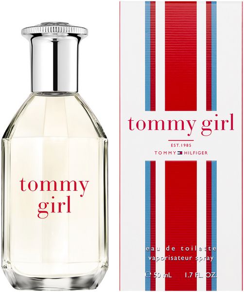 Flacone in vetro con tappo argentato e scritta "tommy girl". Accanto, confezione a strisce rosse, blu e bianche.