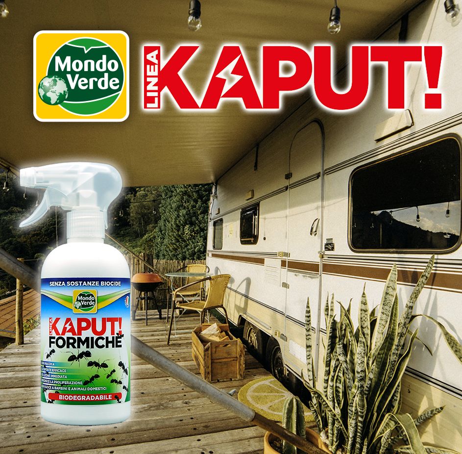 Prodotto all'aperto. Flacone spray bianco con etichetta. Scritta: KAPUT! FORMICHE. Logo Mondo Verde. In background: roulotte.