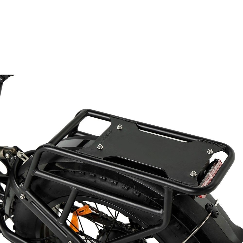 Portapacchi nero di una e-bike. Forma rettangolare, con punti di fissaggio.