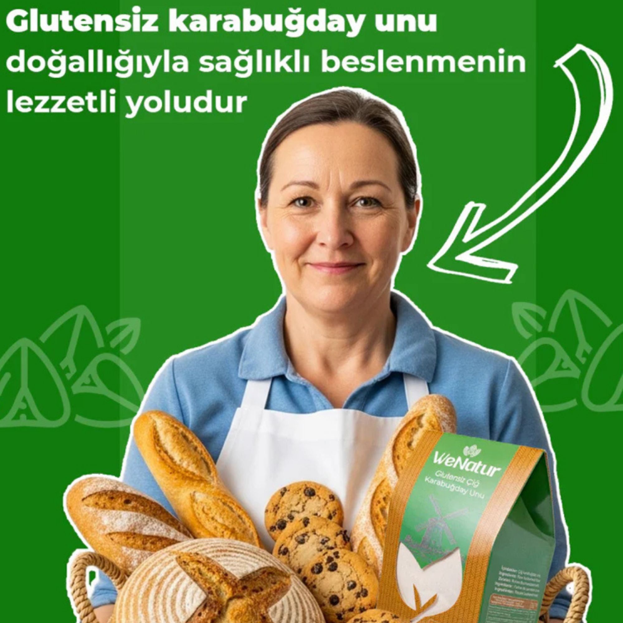 Donna con cesto di prodotti da forno e una confezione di farina di grano saraceno WeNatur.