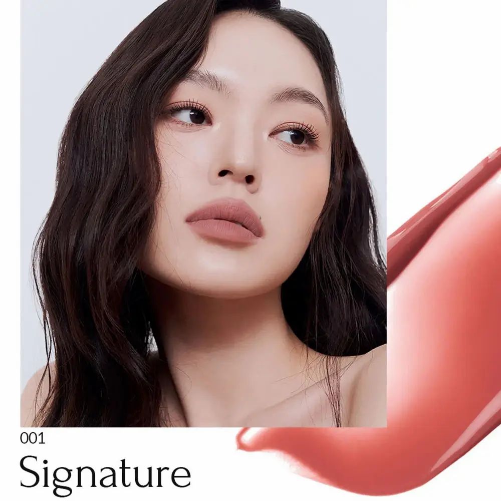 Donna con rossetto. A destra, una macchia di colore. In basso: "001 Signature".