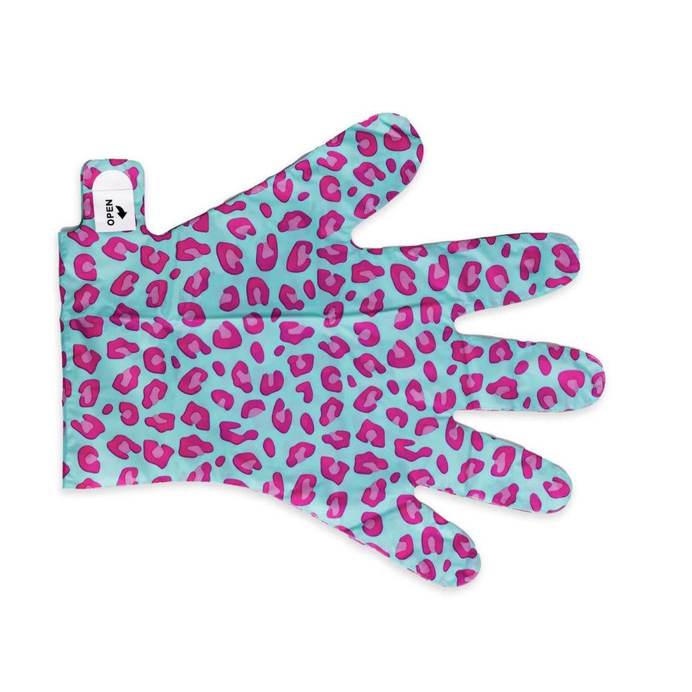 Maschera per le mani con stampa leopardata. Testo: Open.