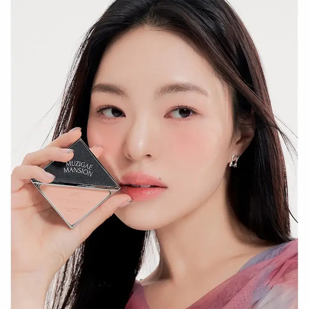 Blush in confezione quadrata nera. Donna che tiene il prodotto davanti al viso. Sulla confezione è scritto MUZIGAE MANSION.
