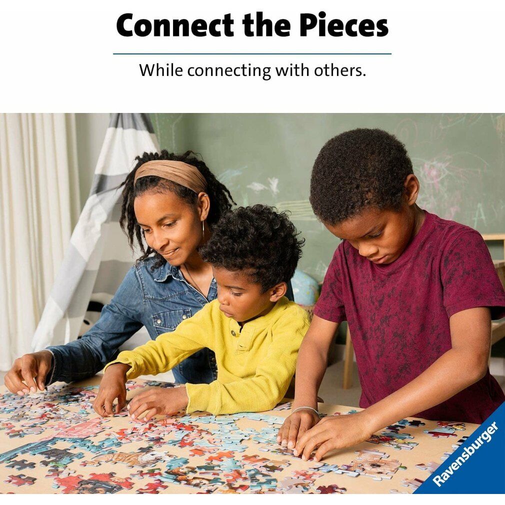 Tre persone fanno un puzzle. Una donna e due bambini sono seduti a un tavolo. Logo Ravensburger.