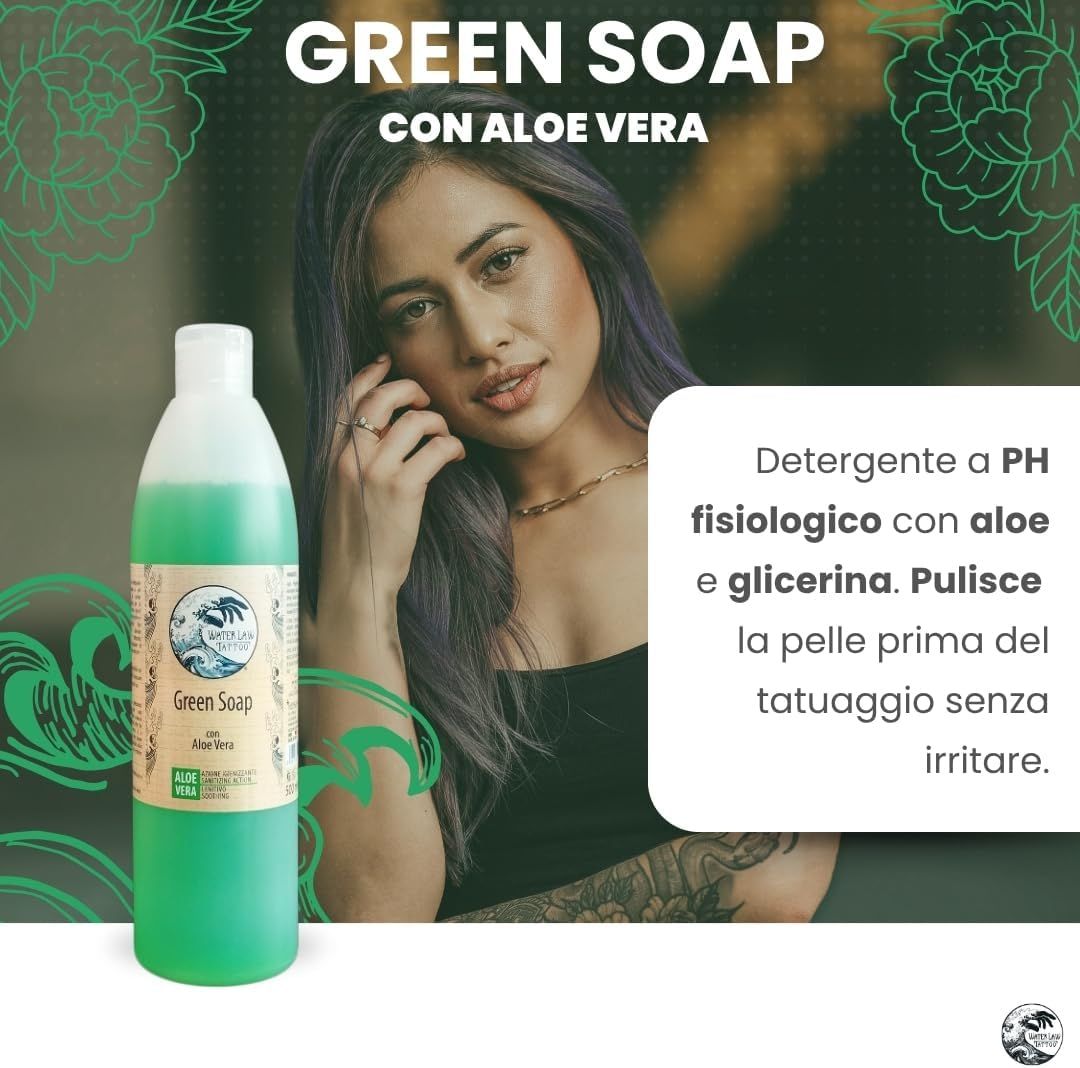 Sapone verde accanto a una donna. Testo: Green Soap con Aloe Vera. Pulisce la pelle prima del tatuaggio.