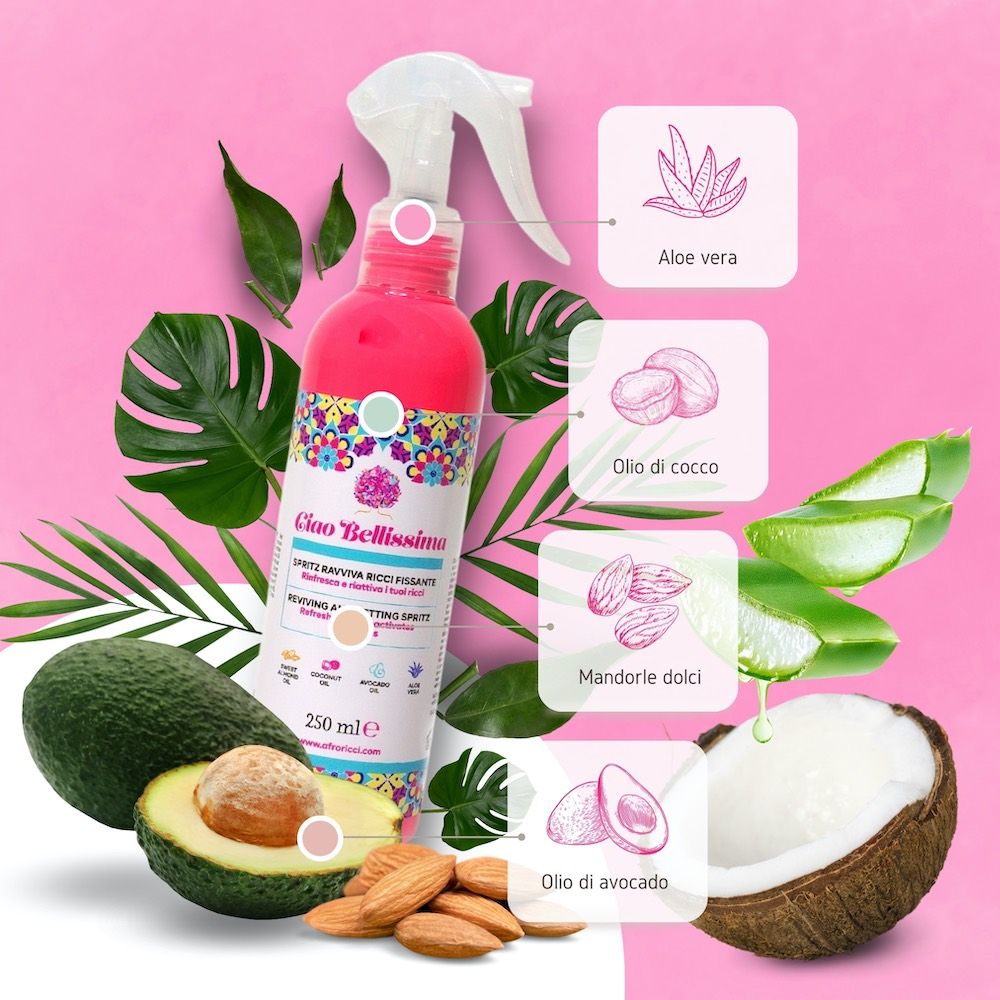 Flacone spray rosa con erogatore bianco. Testo: Ciao Bellissima, Spritz Ravviva Ricci Fissante, 250 ml. Ingredienti: Aloe Vera, olio di cocco, mandorle, olio di avocado.