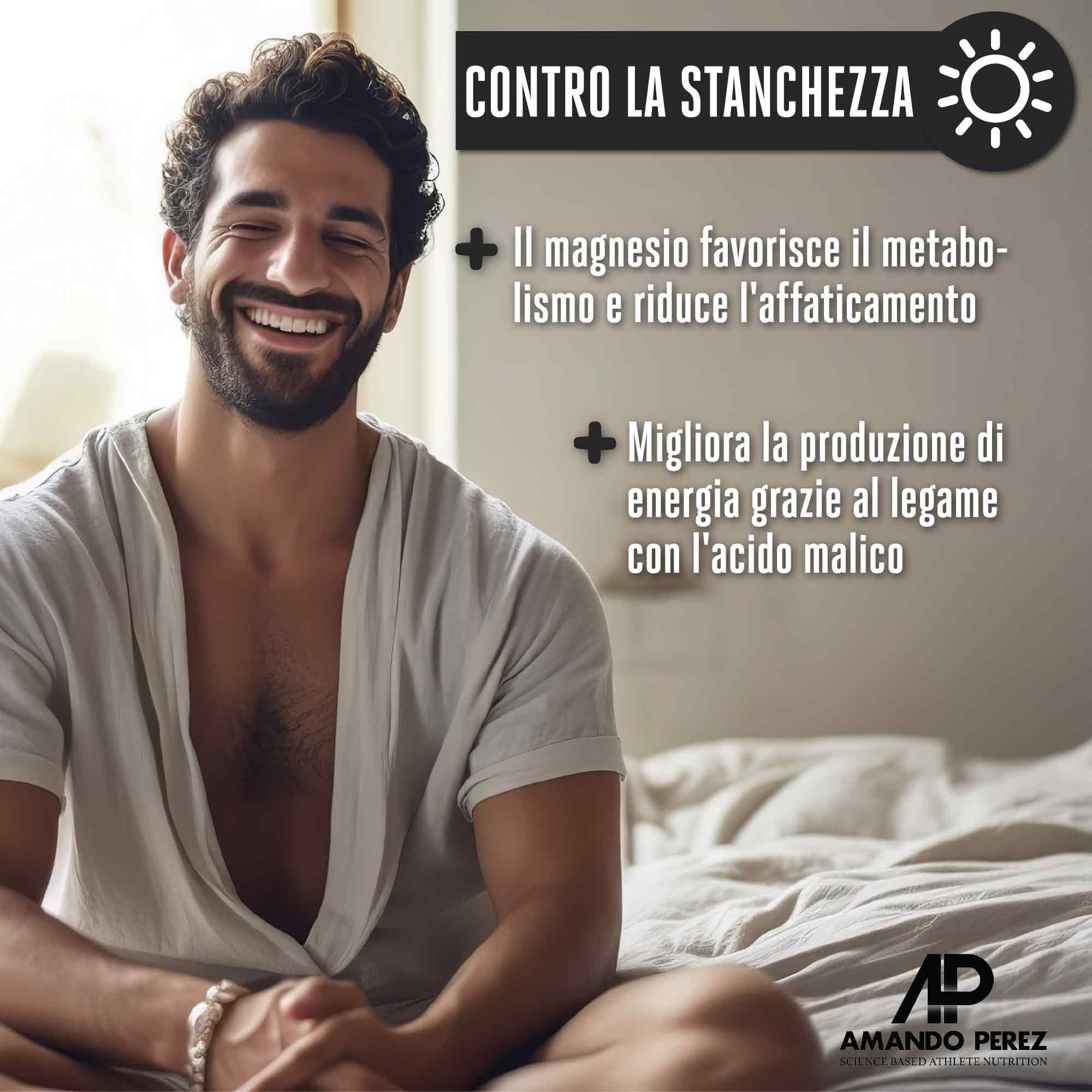 Uomo sorridente seduto sul letto. Testo su magnesio ed energia.