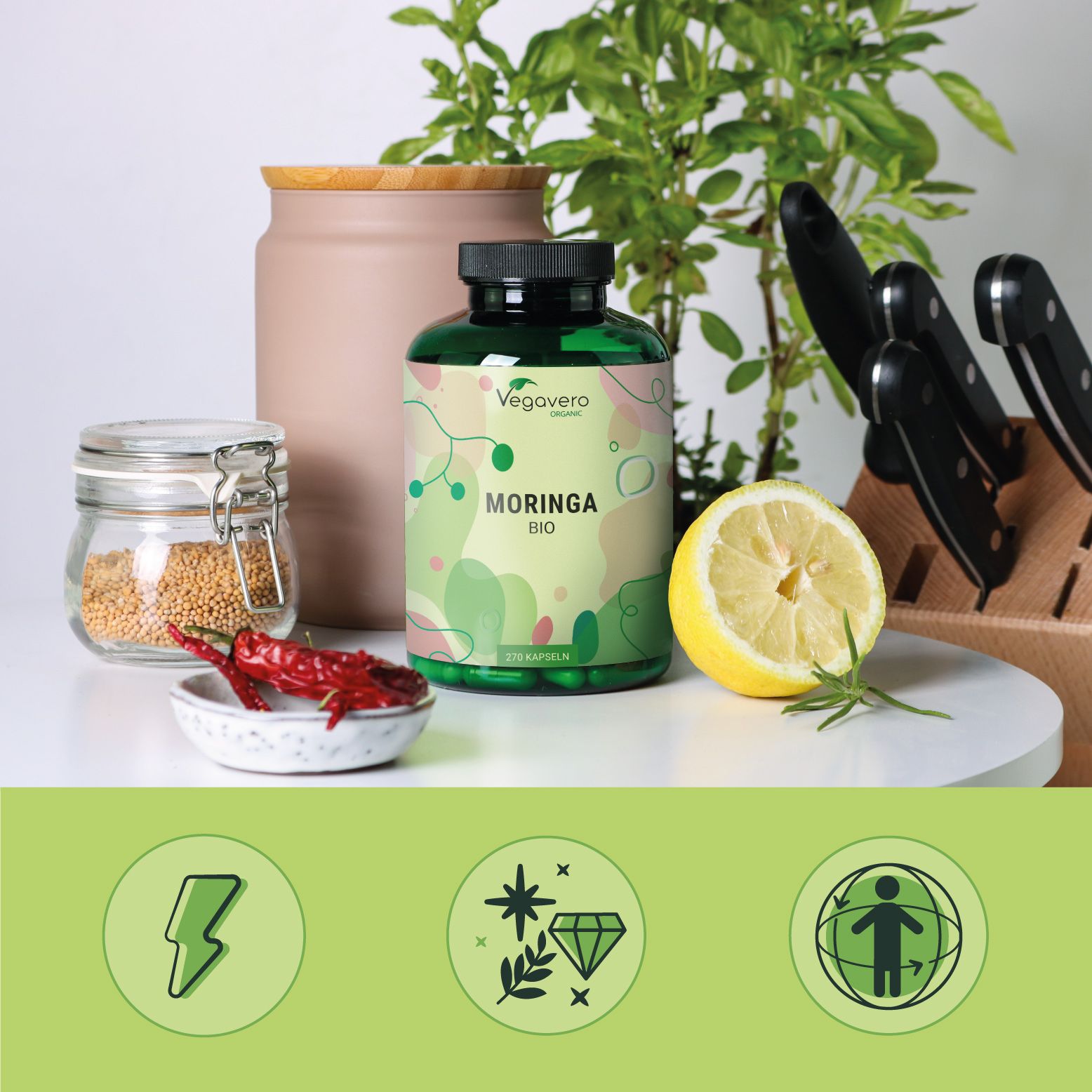 Bottiglia verde di capsule Moringa BIO, circondata da ingredienti come limone, peperoncino ed erbe.