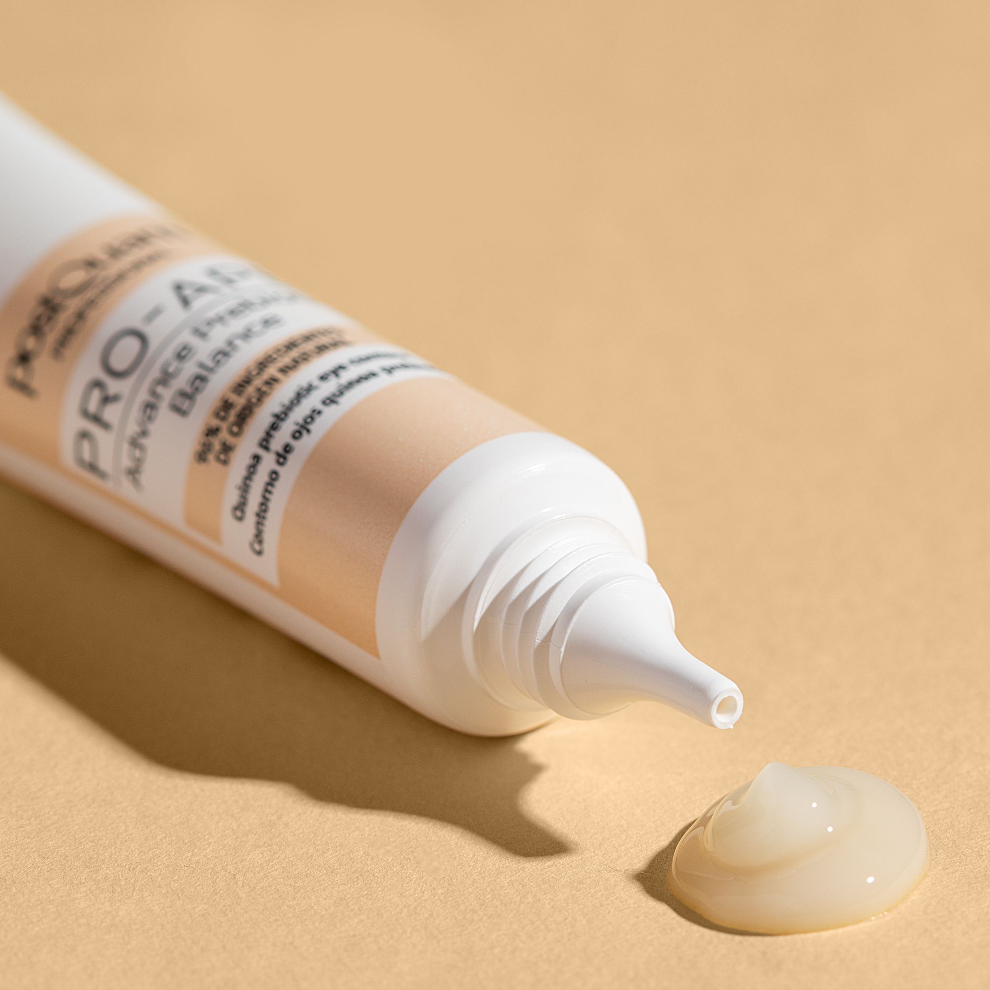 Tubo di crema, da cui esce la crema. Scritta: PRO-APB, Advance Prebiotic Balance. Contiene il 96% di ingredienti di origine naturale.