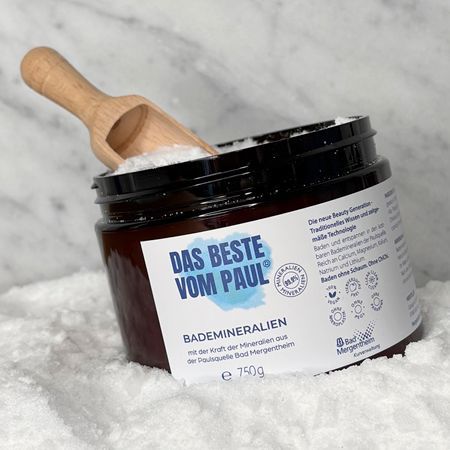 Vaso marrone con sali da bagno e paletta in legno. Scritta "Das Beste vom Paul". 750g. Vegano, senza test sugli animali, senza microplastiche.
