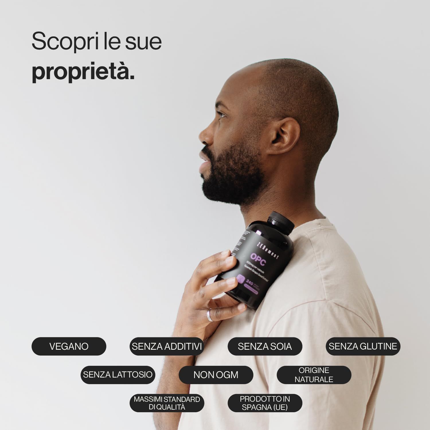 Uomo con bottiglia Zenement OPC. Testo: Vegano, senza additivi, senza soia, senza glutine, ecc.
