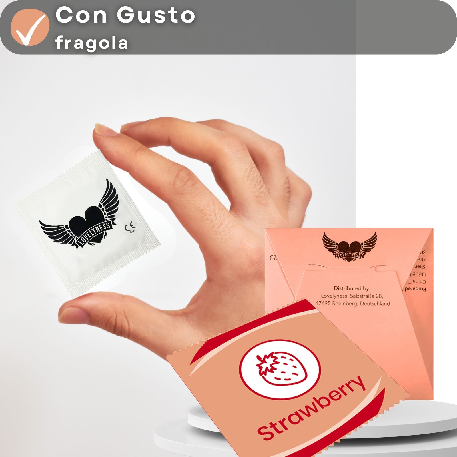 Confezione e preservativo. Testo: Con gusto fragola.