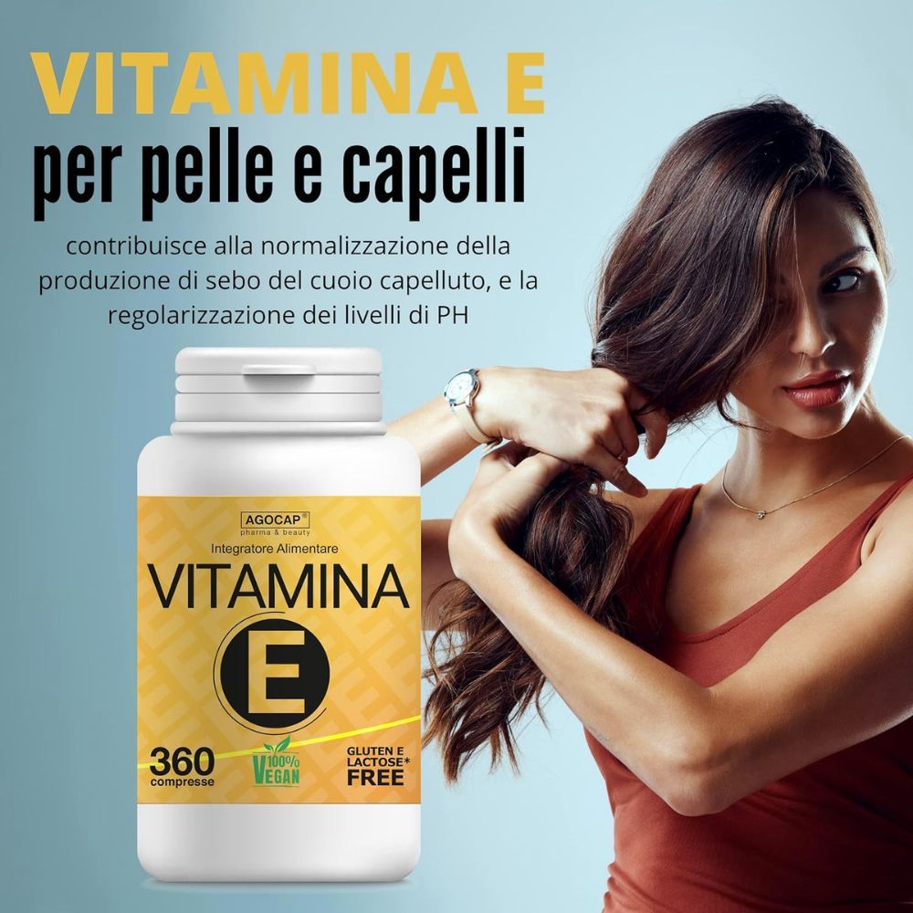 Donna si pettina i capelli. Accanto, flacone con etichetta gialla. Scritta: VITAMINA E, 360 compresse, Gluten & Lactose Free, Vegan.