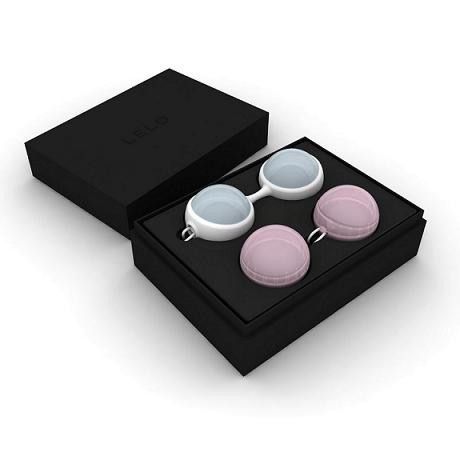LELO Luna Beads Mini: Sfere rosa e blu con cordini, su sfondo bianco.