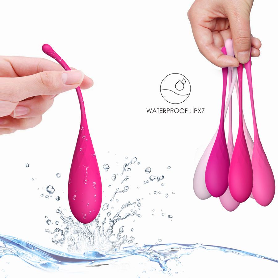 Mani che tengono uova di Kegel. Simbolo dell'acqua con testo: Impermeabile IPX7. Diverse tonalità di rosa.