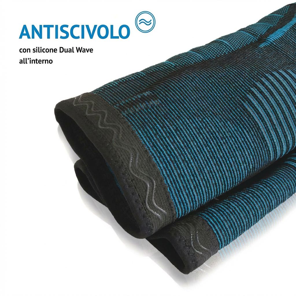 Donna che si allunga su una pista. Ginocchiera sul ginocchio. Materiale traspirante.