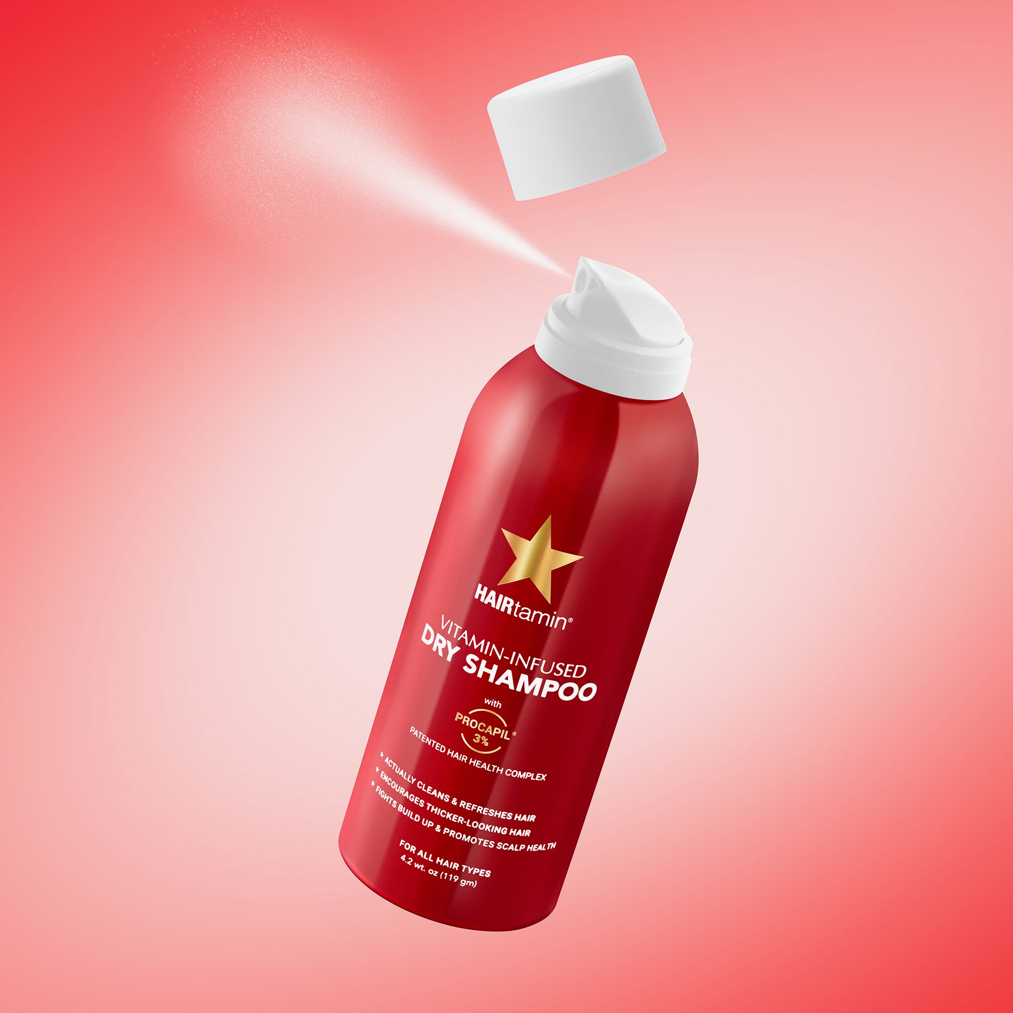 Flacone spray rosso, spruzzo. Nome prodotto: HAIRtamin Vitamin-Infused Dry Shampoo. Contiene Procapil. Per tutti i tipi di capelli.