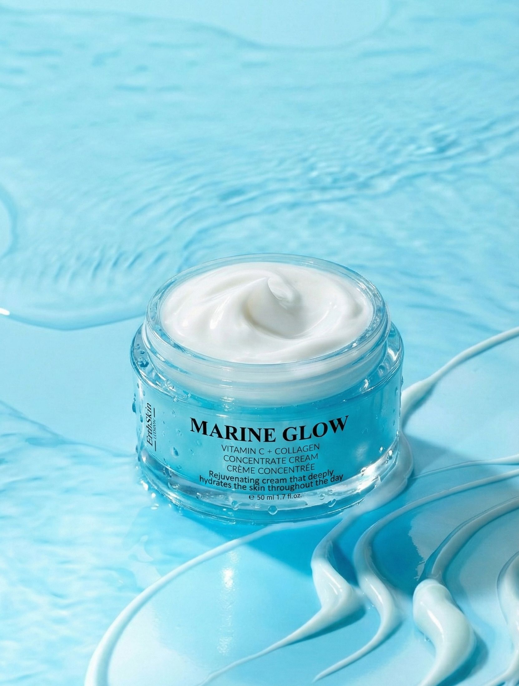Vasetto di vetro aperto con crema bianca. Scritta: Marine Glow Vitamin C + Collagen Concentrate Cream. Su sfondo blu.