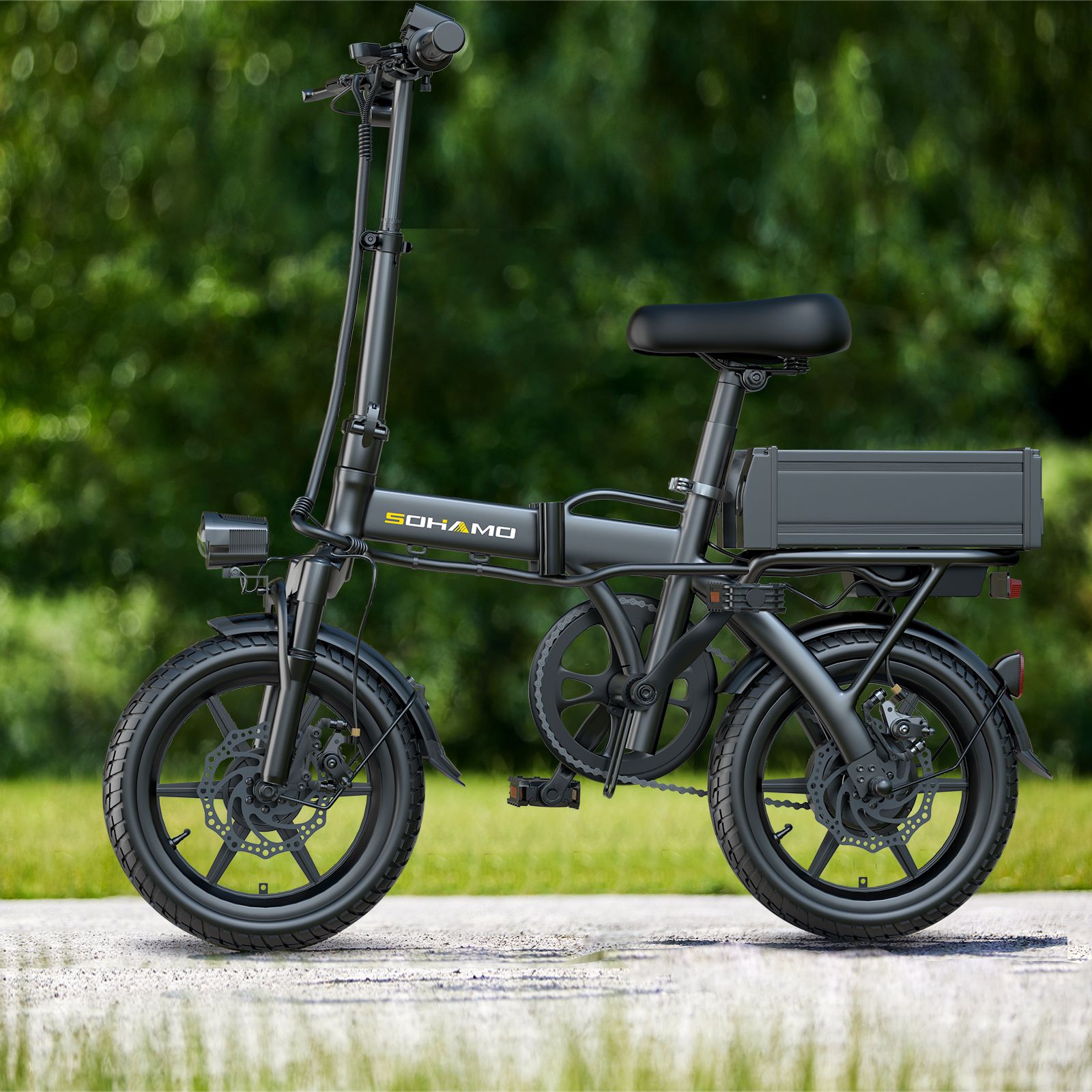 E-bike nera. Batteria, faro e portapacchi. Marchio SOHAMO.