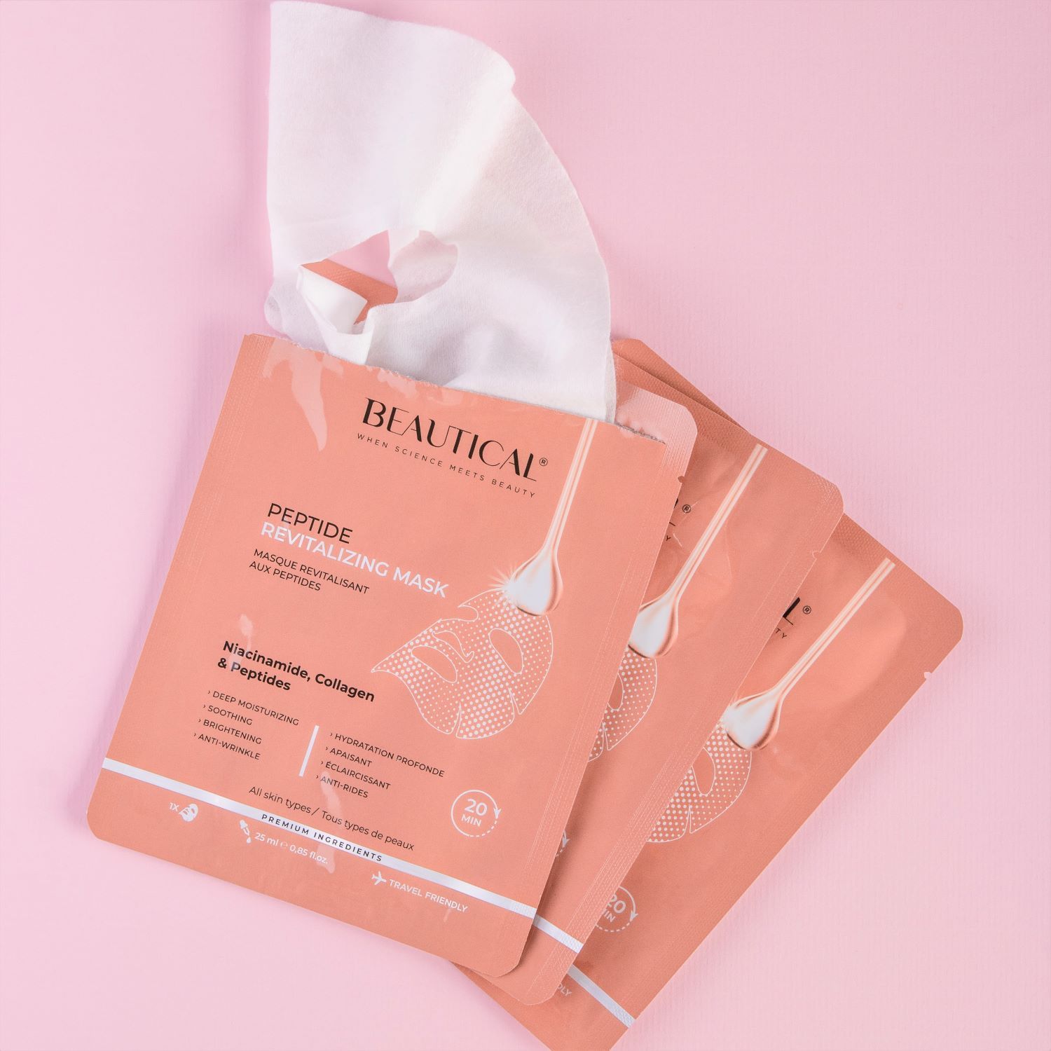 Tre maschere rivitalizzanti ai peptidi Beautical su sfondo rosa. Contiene: Niacinamide, collagene e peptidi. Maschera parzialmente visibile.