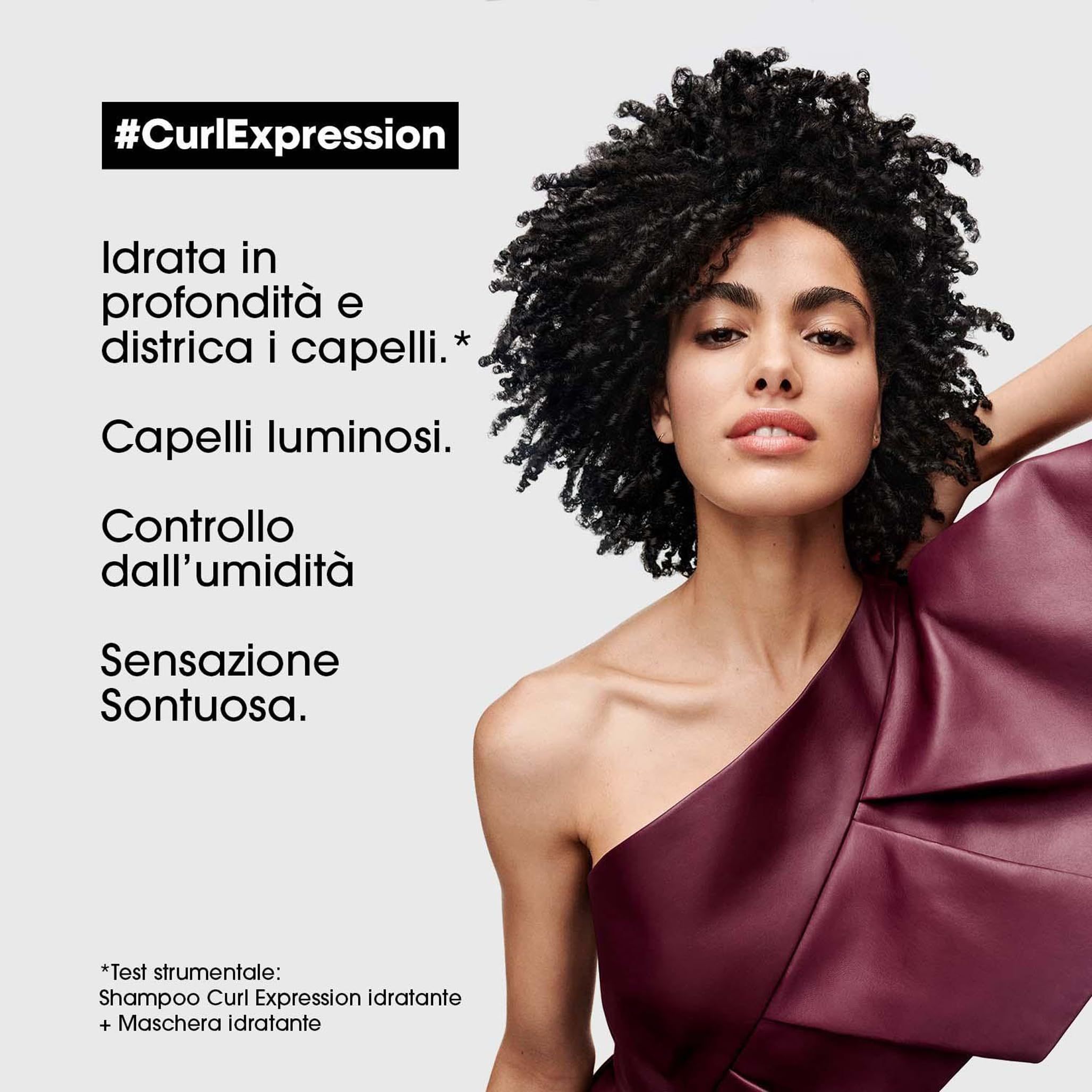 Donna con capelli ricci. Testo: idratazione, lucentezza, controllo, sensazione. Hashtag #CurlExpression.
