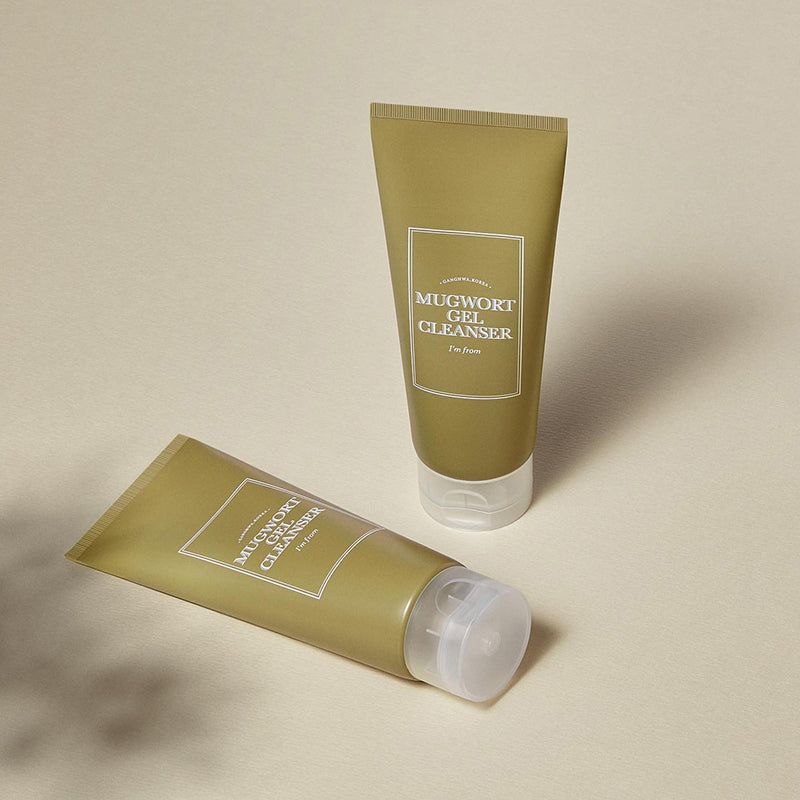 Due tubi verdi con etichetta bianca. Scritta: Mugwort Gel Cleanser, I'm from. Chiusure trasparenti.
