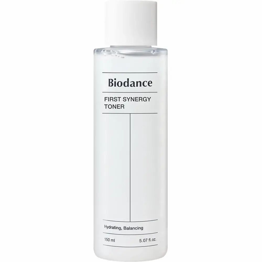 Flacone bianco con tappo bianco. Scritta: Biodance First Synergy Toner. 150 ml, Idratante, Riequilibrante.