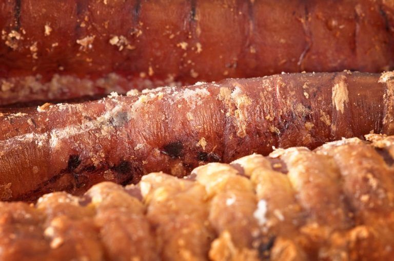 Primo piano di rotoli marroni. La superficie è ruvida e irregolare. La forma è cilindrica.