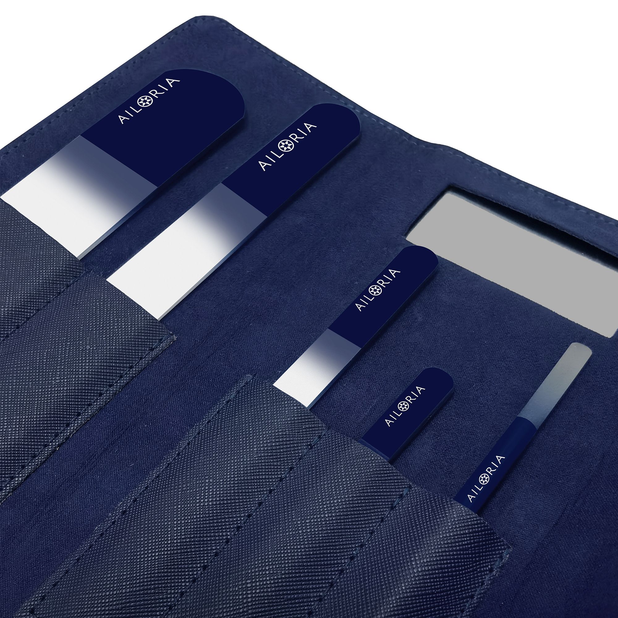 Custodia con quattro lime per unghie. Lime con sfumatura blu-bianca e logo AILORIA. Specchio nella custodia.