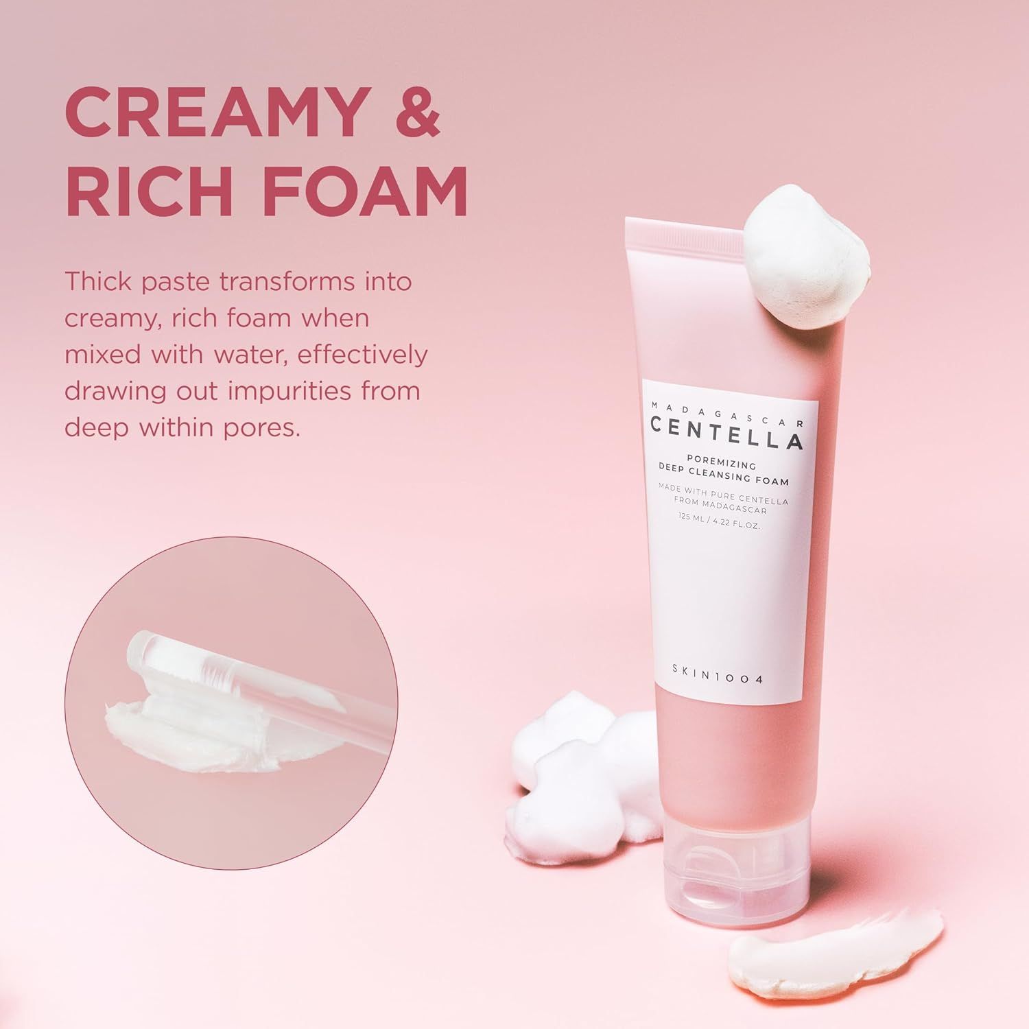 Tubo rosa con schiuma e testo. Nome prodotto: Centella Poremizing Deep Cleansing Foam. Marchio: SKIN1004. Testo sulla schiuma.