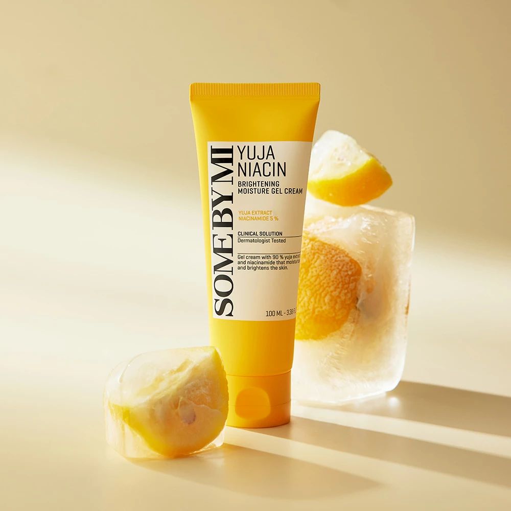 Tubo di crema gel con agrumi nel ghiaccio. Scritta: SOME BY MI Yuja Niacin Brightening Moisture Gel Cream. Giallo.
