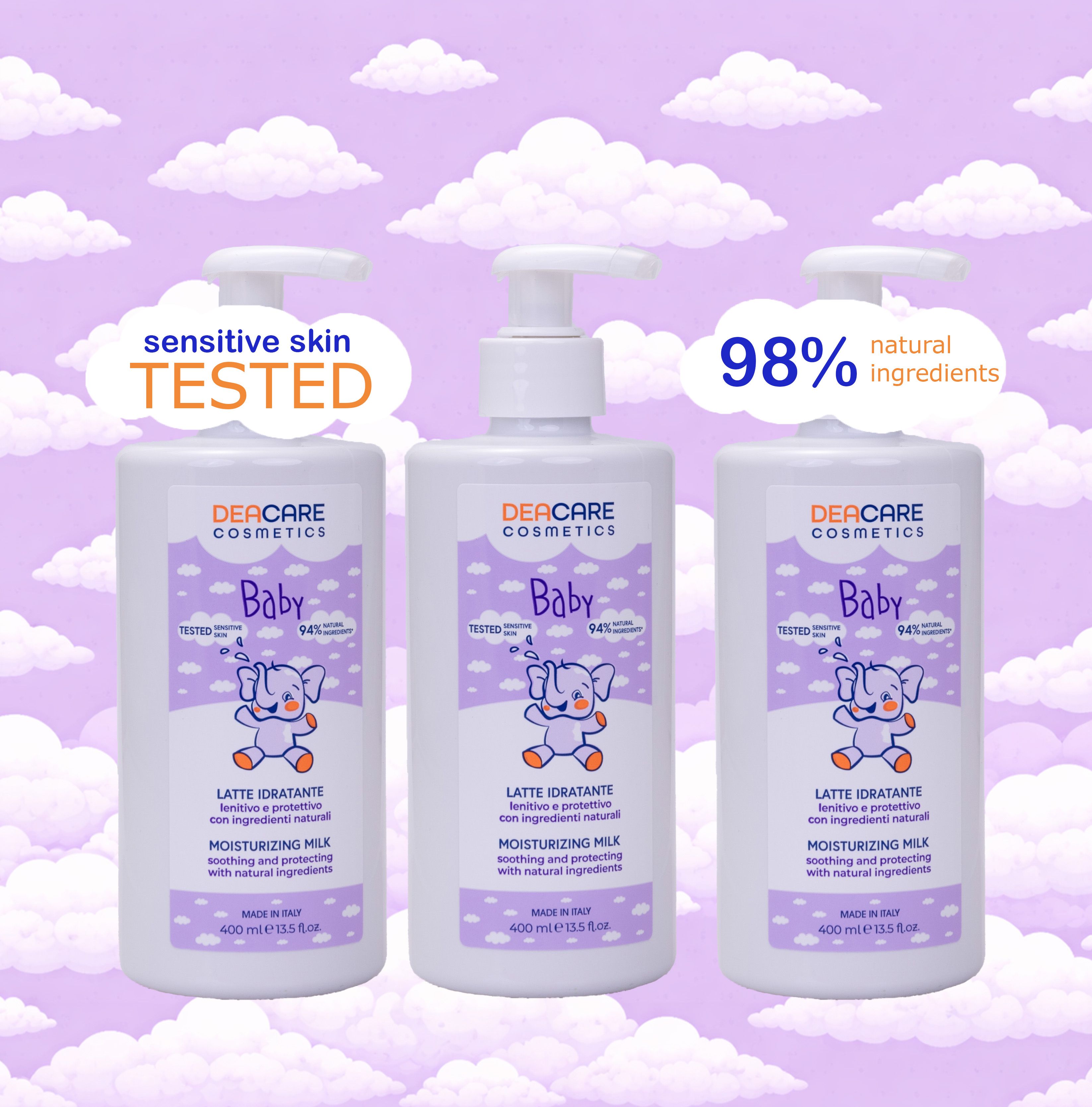 Tre flaconi di latte idratante per bambini. Erogatore bianco con etichetta viola. Testo: DEACARE, Baby, Latte Idratante, 400 ml. 98% ingredienti naturali.
