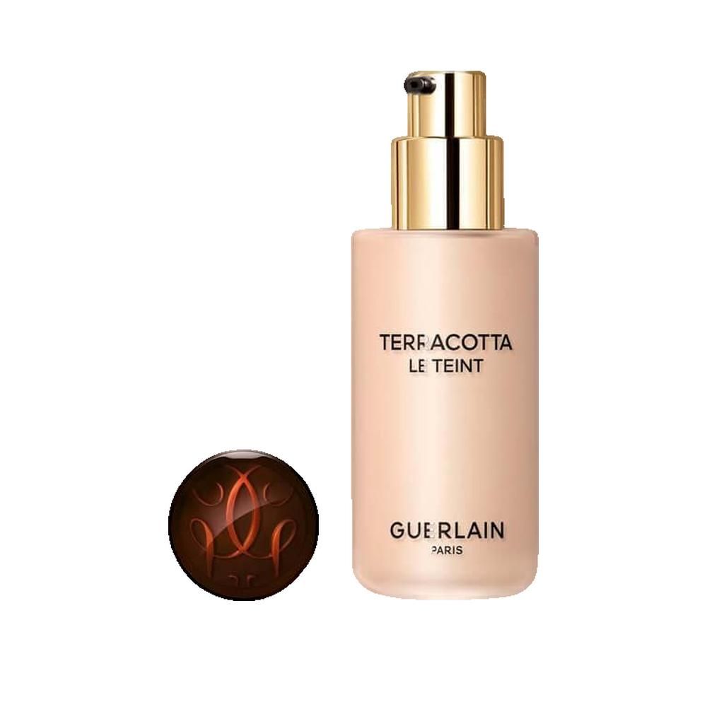 Fondotinta liquido in flacone con dosatore. Tappo accanto. Scritta: Terracotta Le Teint, Guerlain Paris.