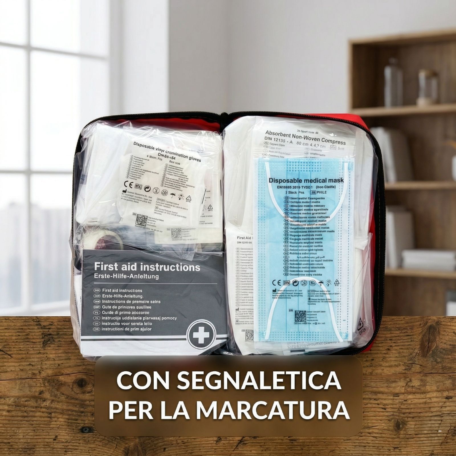 Borsa di pronto soccorso nel bagagliaio. Borsa rossa con velcro. Testo: Fissaggio antiscivolo grazie al retro in velcro.