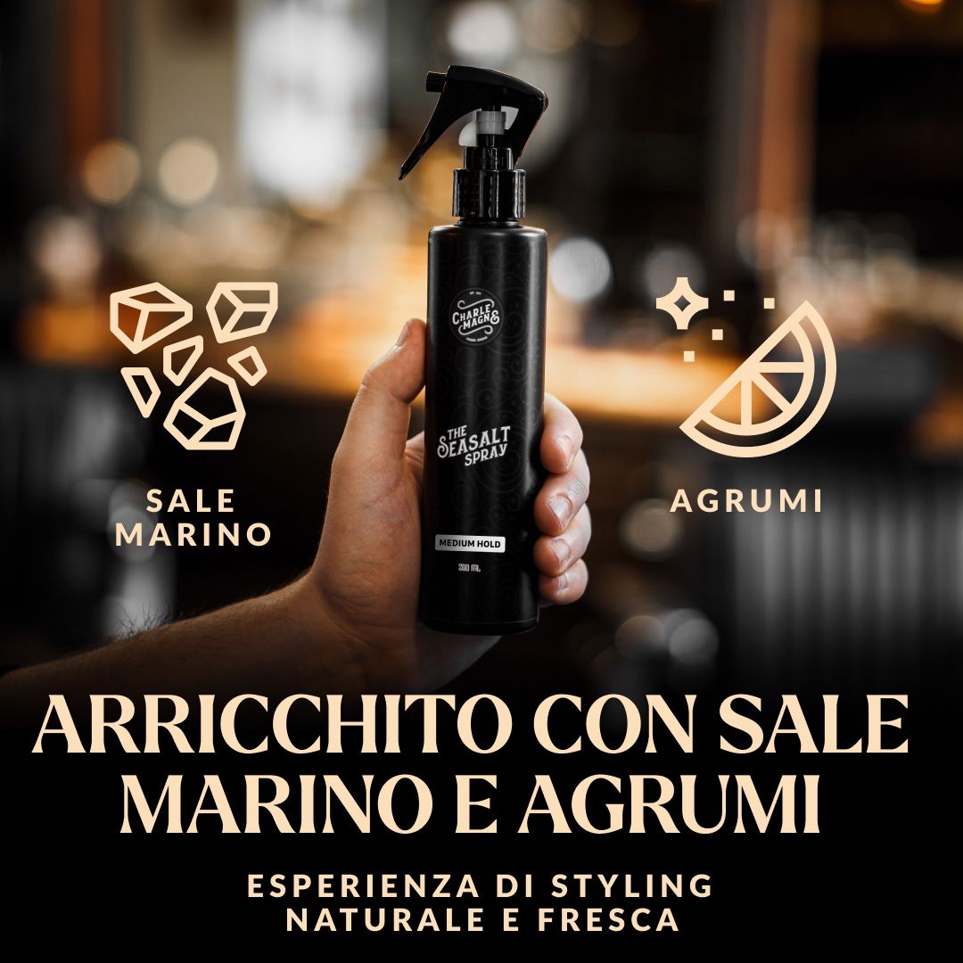 Mano che tiene un flacone spray, arricchito con sale marino e agrumi per uno styling naturale.